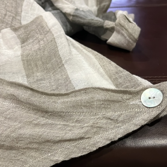Plaid white and grey linen top with two pockets in front. - Picture 7 of 8